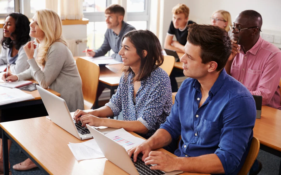 Cours du soir et CESS : la solution idéale pour concilier travail, famille et études