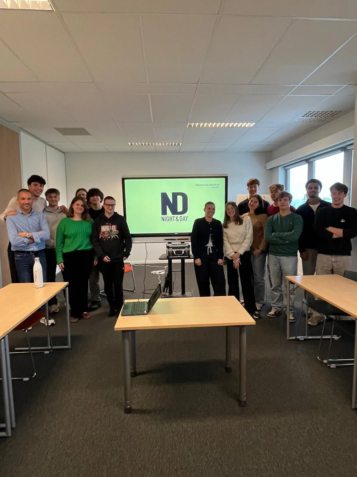 night_and_day_smile_school_groupe